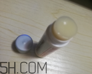 小蜜蜂細(xì)致修護(hù)唇膏很油嗎？夏天用合適嗎？