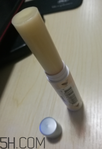 小蜜蜂細(xì)致修護(hù)唇膏很油嗎？夏天用合適嗎？