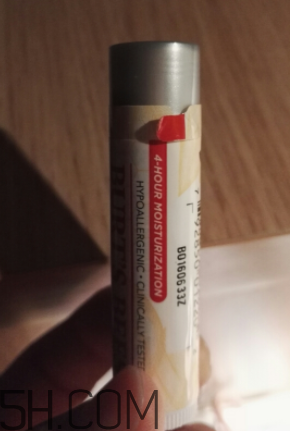 小蜜蜂細(xì)致修護(hù)唇膏很油嗎？夏天用合適嗎？