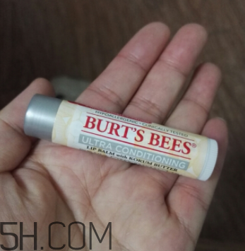 小蜜蜂細(xì)致修護(hù)唇膏很油嗎？夏天用合適嗎？