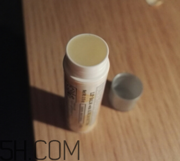 小蜜蜂細(xì)致修護(hù)唇膏很油嗎？夏天用合適嗎？