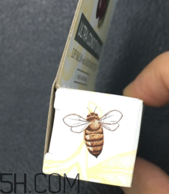 小蜜蜂細(xì)致修護(hù)唇膏很油嗎？夏天用合適嗎？