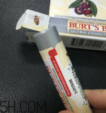 小蜜蜂細(xì)致修護(hù)唇膏很油嗎？夏天用合適嗎？