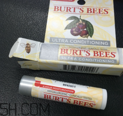 小蜜蜂細(xì)致修護(hù)唇膏很油嗎？夏天用合適嗎？