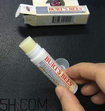 小蜜蜂細(xì)致修護(hù)唇膏很油嗎？夏天用合適嗎？