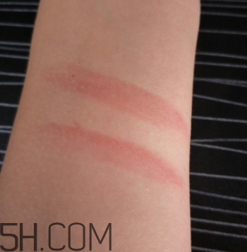 小蜜蜂口紅好用嗎？小蜜蜂口紅試色