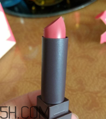 小蜜蜂口紅好用嗎？小蜜蜂口紅試色