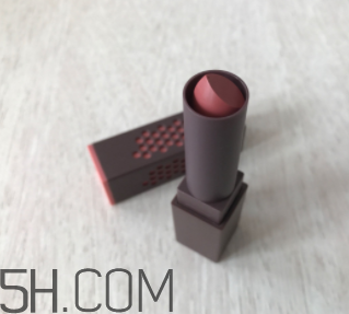 小蜜蜂口紅好用嗎？小蜜蜂口紅試色