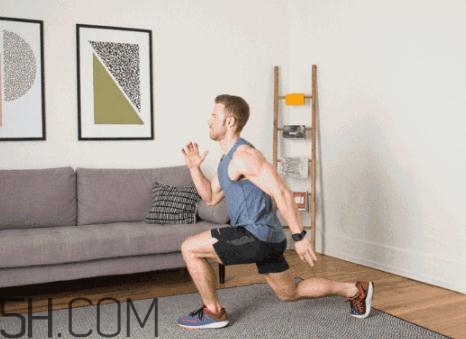 箭步蹲鍛煉哪里肌肉？箭步蹲和深蹲哪個(gè)好？