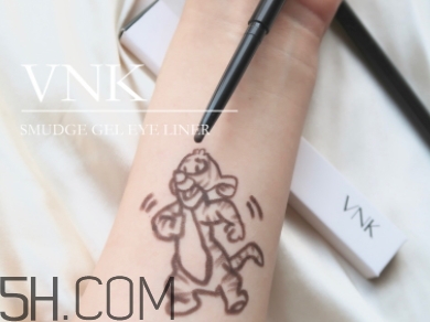 vnk眼線膠筆怎么用？vnk眼線筆使用方法