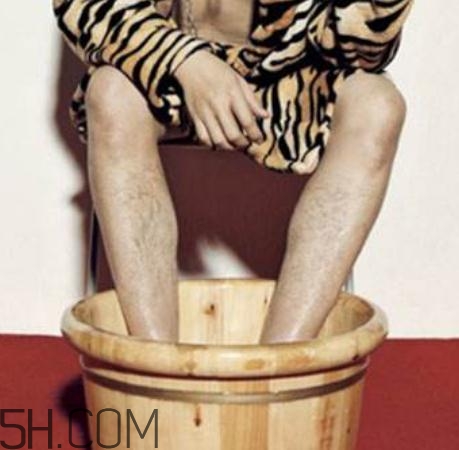 精索靜脈曲張可以穿牛仔褲嗎？精索靜脈曲張可以泡腳嗎？