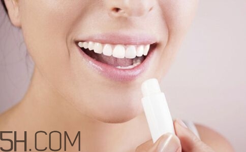 小蜜蜂細(xì)致修護(hù)唇膏很油嗎？夏天用合適嗎？