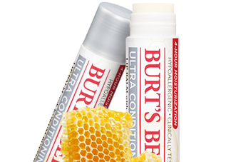 小蜜蜂細致修護唇膏很油嗎？夏天用合適嗎？