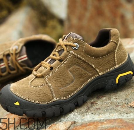 徒步鞋要買(mǎi)大一碼嗎？徒步鞋重嗎？