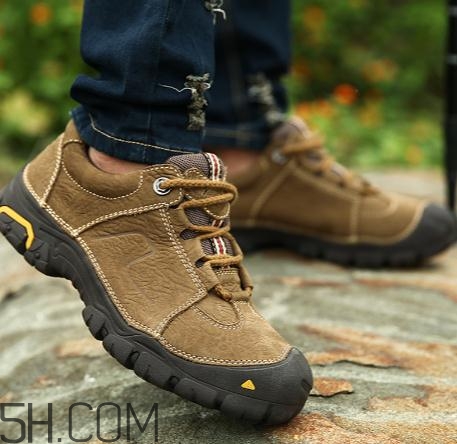 徒步鞋要買(mǎi)大一碼嗎？徒步鞋重嗎？