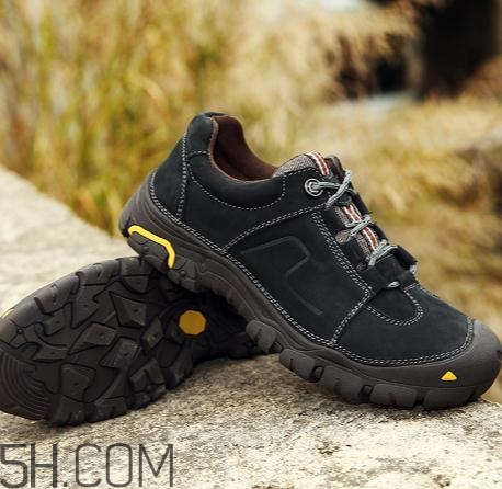 徒步鞋要買(mǎi)大一碼嗎？徒步鞋重嗎？