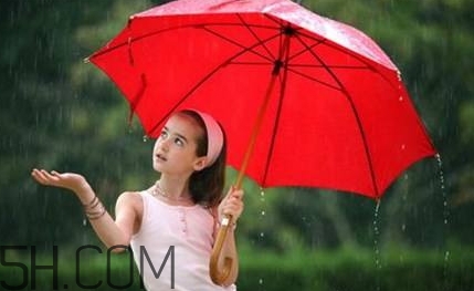 女生說(shuō)記得帶傘什么意思？女生說(shuō)雨傘什么意思？