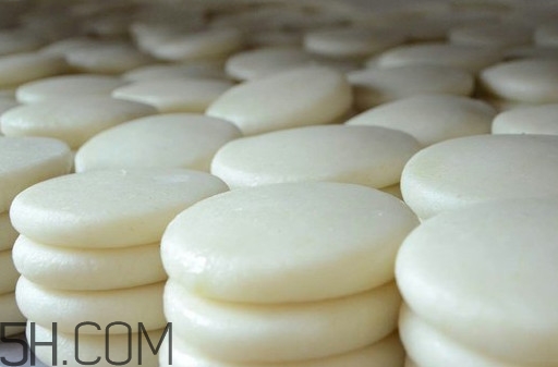 糍粑在常溫能保存多長時(shí)間？炸糍粑之前糍粑要泡一下嗎