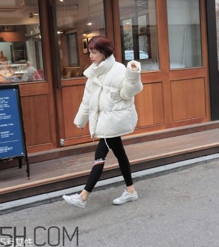 白色羽絨服怎么搭配？白色羽絨服搭配圖片