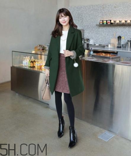 綠色大衣配什么顏色打底衫？綠色大衣里面配什么？