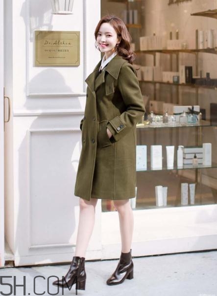 綠色大衣配什么顏色打底衫？綠色大衣里面配什么？