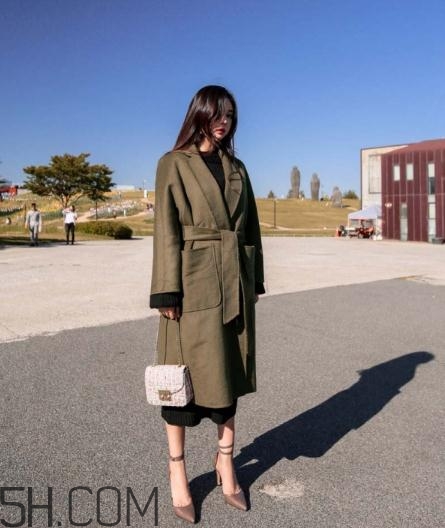 綠色大衣配什么顏色打底衫？綠色大衣里面配什么？