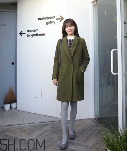 綠色大衣配什么顏色打底衫？綠色大衣里面配什么？