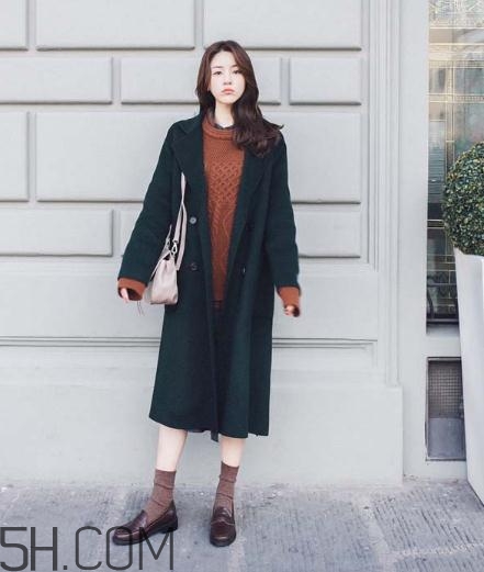 綠色大衣配什么顏色打底衫？綠色大衣里面配什么？