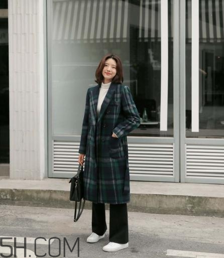 綠色大衣配什么顏色打底衫？綠色大衣里面配什么？