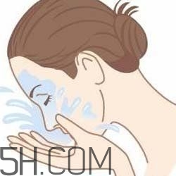 怎么用卸妝油不傷皮膚？卸妝油使用注意事項(xiàng)