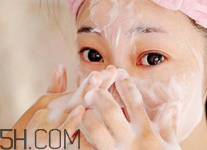 卸妝油會堵塞毛孔嗎？卸妝水卸妝乳和卸妝油的區(qū)別