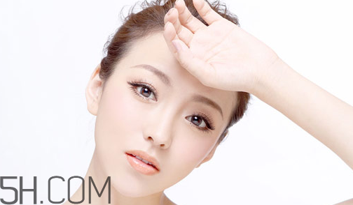 雅詩蘭黛眼霜適合多大年齡用？雅詩蘭黛和蘭蔻的眼霜哪個(gè)好？