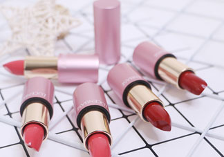 透真光采魅色唇膏色號(hào)_透真光采魅色唇膏試色