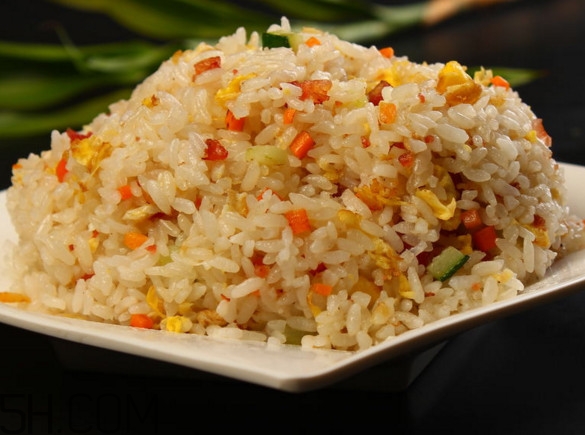 做蛋炒飯用什么米飯好？一碗蛋炒飯該放多少油