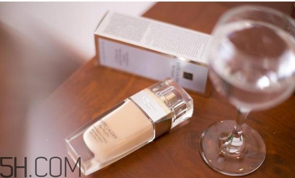 雅詩蘭黛白金粉底液色號哪個顯白？粉底液買深了怎么辦？