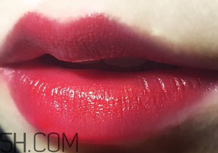 mac草莓紅和番茄紅像嗎？mac草莓紅和番茄紅對(duì)比