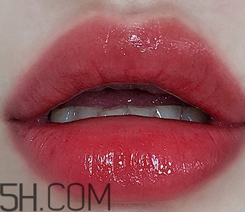 mac草莓紅和番茄紅像嗎？mac草莓紅和番茄紅對(duì)比