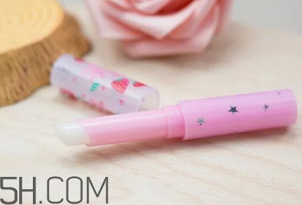 變色潤唇膏什么牌子好？變色唇膏怎么洗掉？