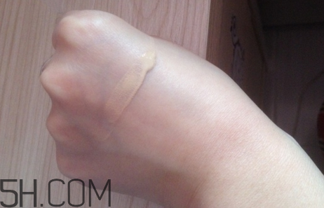 泰國(guó)mistine粉底液多少錢(qián)？mistine粉底液真假對(duì)比