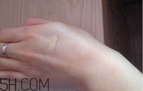 泰國(guó)mistine粉底液多少錢(qián)？mistine粉底液真假對(duì)比