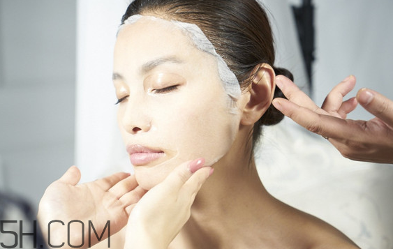 閉口粉刺敷什么面膜好？敷睡眠面膜臉上刺痛怎么辦？