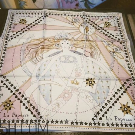 迪奧塔羅牌絲巾和迪奧星座絲巾哪個好_對比 迪奧塔羅牌絲巾和迪奧星座絲巾哪個好_對比