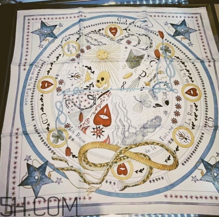 迪奧塔羅牌絲巾和迪奧星座絲巾哪個好_對比 迪奧塔羅牌絲巾和迪奧星座絲巾哪個好_對比