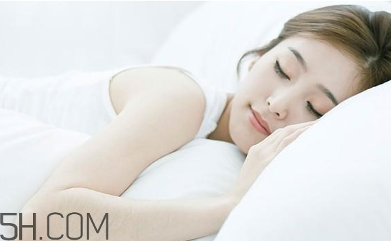 敷睡眠面膜臉刺痛怎么回事？閉口粉刺可以用面膜嗎？