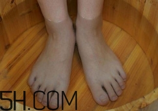 用什么泡腳比較好？艾葉泡腳還是紅花泡腳？