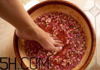 用什么泡腳比較好？艾葉泡腳還是紅花泡腳？