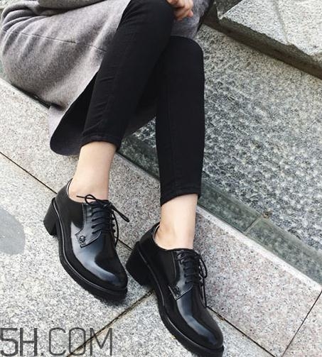 牛皮鞋沾上油怎么辦？牛皮鞋上的油漬怎么去除？