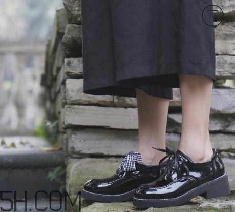 漆皮皮鞋起皮怎么處理？鞋子漆皮掉了怎么辦？