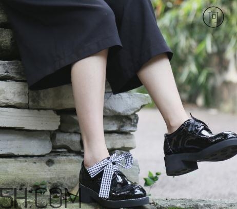 漆皮皮鞋起皮怎么處理？鞋子漆皮掉了怎么辦？