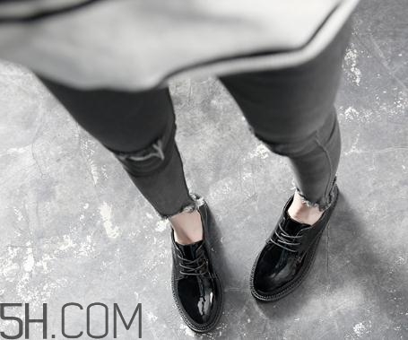 漆皮鞋子容易皺嗎？漆皮鞋子磨腳怎么辦？